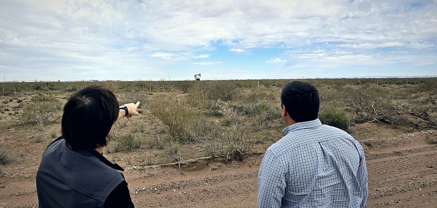 Equipo de Deepline relevando una locación frente a un pumpjack en Vaca Muerta